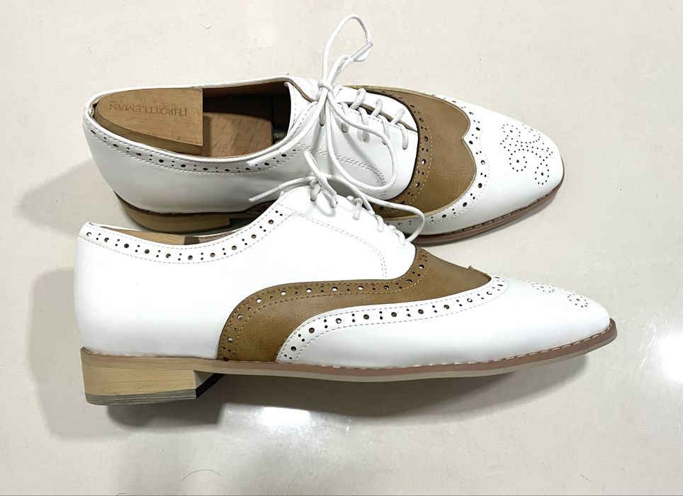 Sapatos oxford 44 em pele branco e beige novos