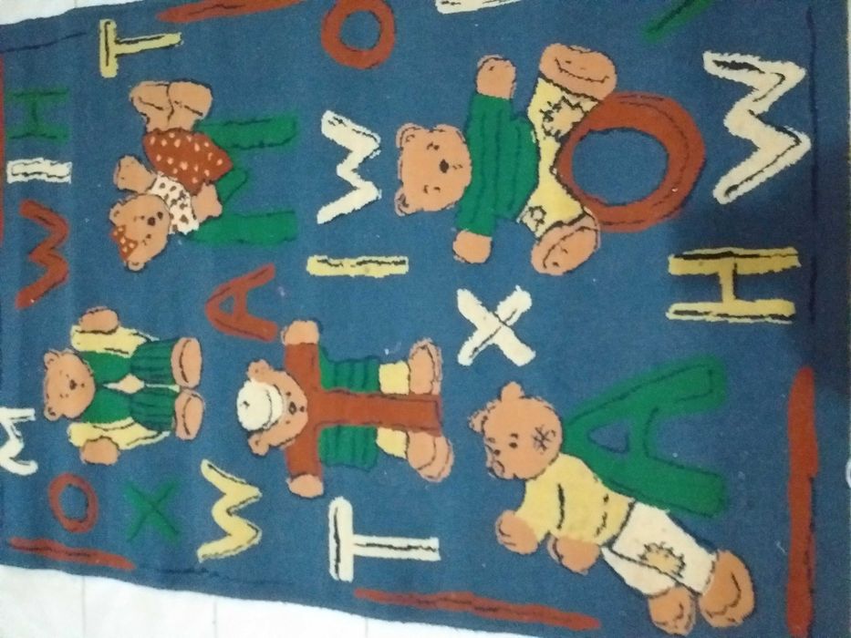 Tapete de criança em bom estado