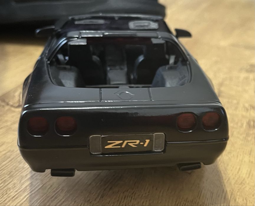 Sprzedam corvette ZR-1 1/18 Maisto (złom modelarski)
