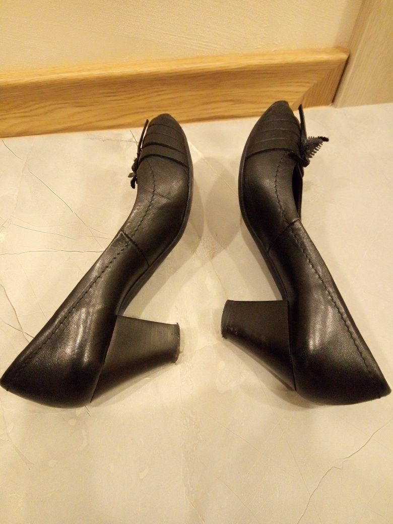 Skórzane czółenka Venezia r. 36 23 cm buty z odkrytymi palcami