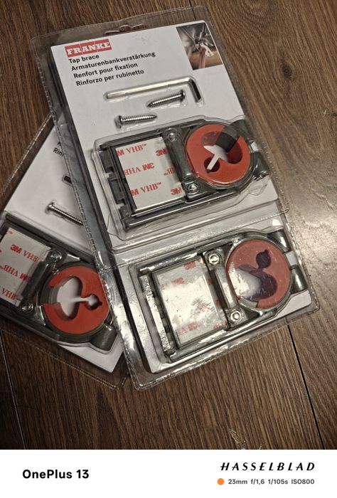 Uchwyt montażowy do bateri ciężkich w kuchni