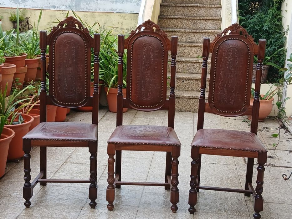Vendo 3 CADEIRAS ANTIGAS em madeira MACIÇA e COURO como novas.Preço 1