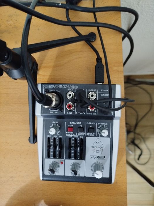 Kit estúdio teclado Alesis qx49 com pedal susten e kit  Behringer podc