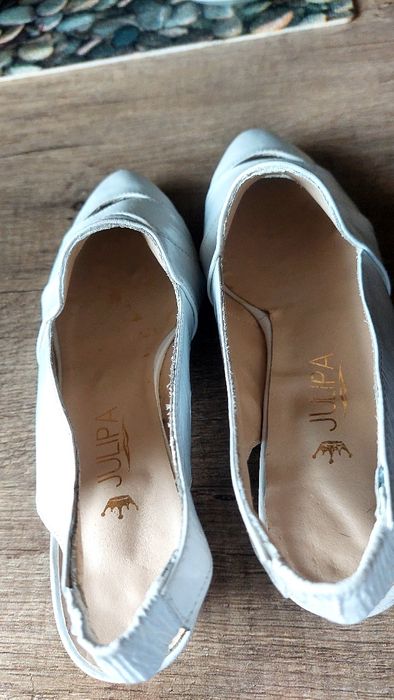 Sapatos brancos salto baixo