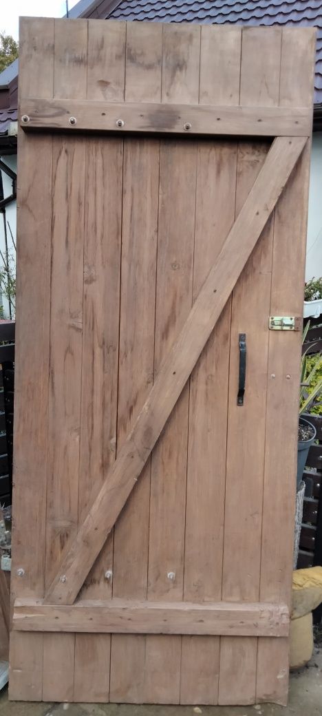 Drewniane drzwi gospodarcze, solidne, ciężkie