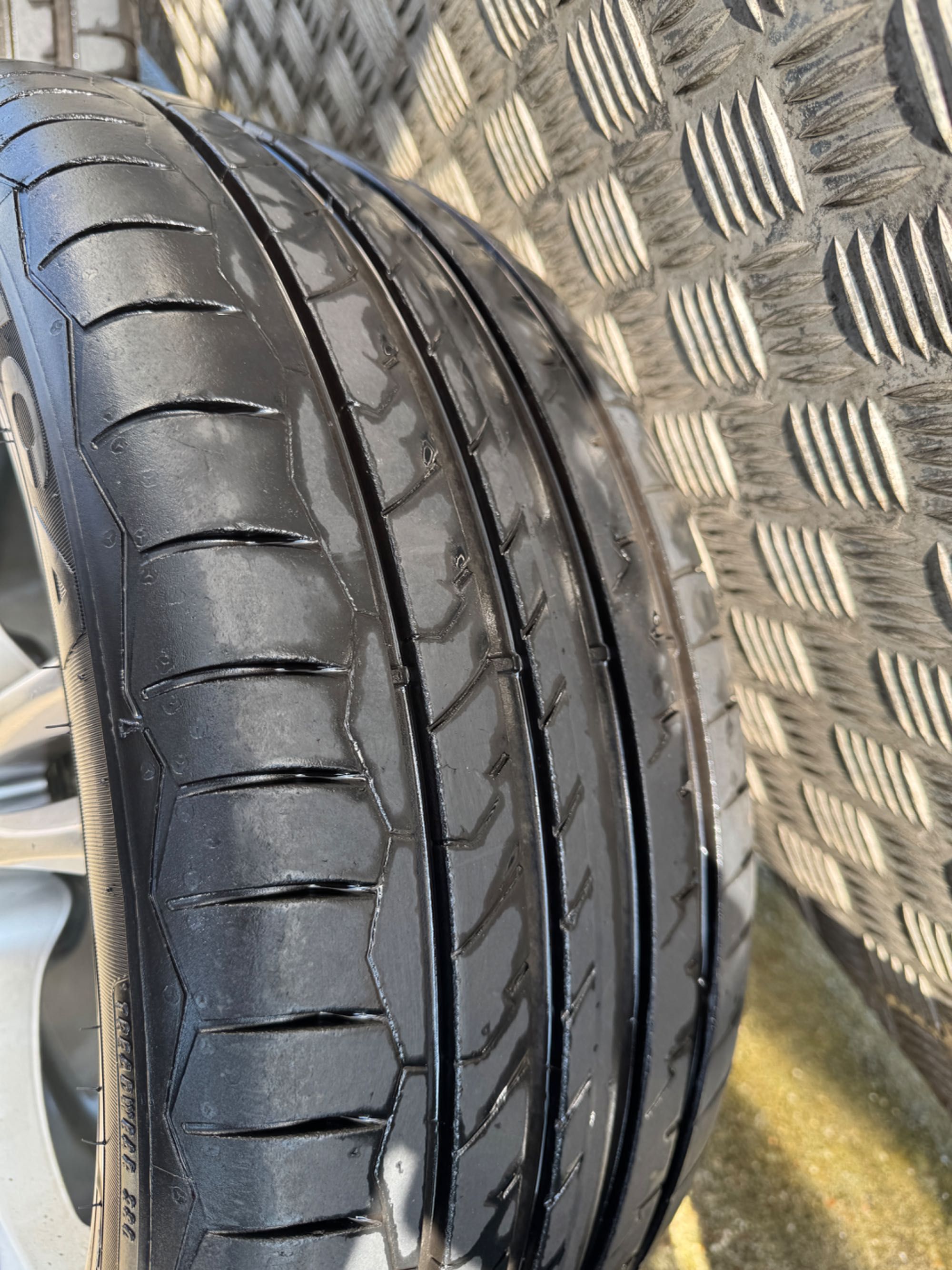 Felgi aluminiowe Audi R17 z oponami