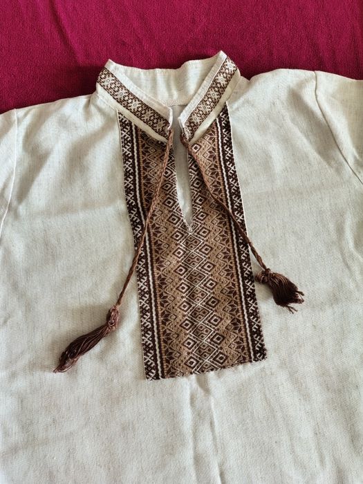 Продам дві дуже гарні вишиванки  - дитяча рубашка і жіноча сукня.