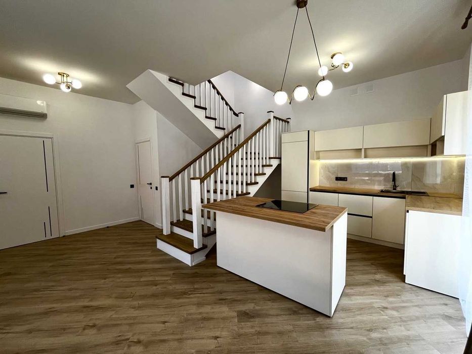 Продаж котеджу з новим сучасним ремонтом в Брюховичах.