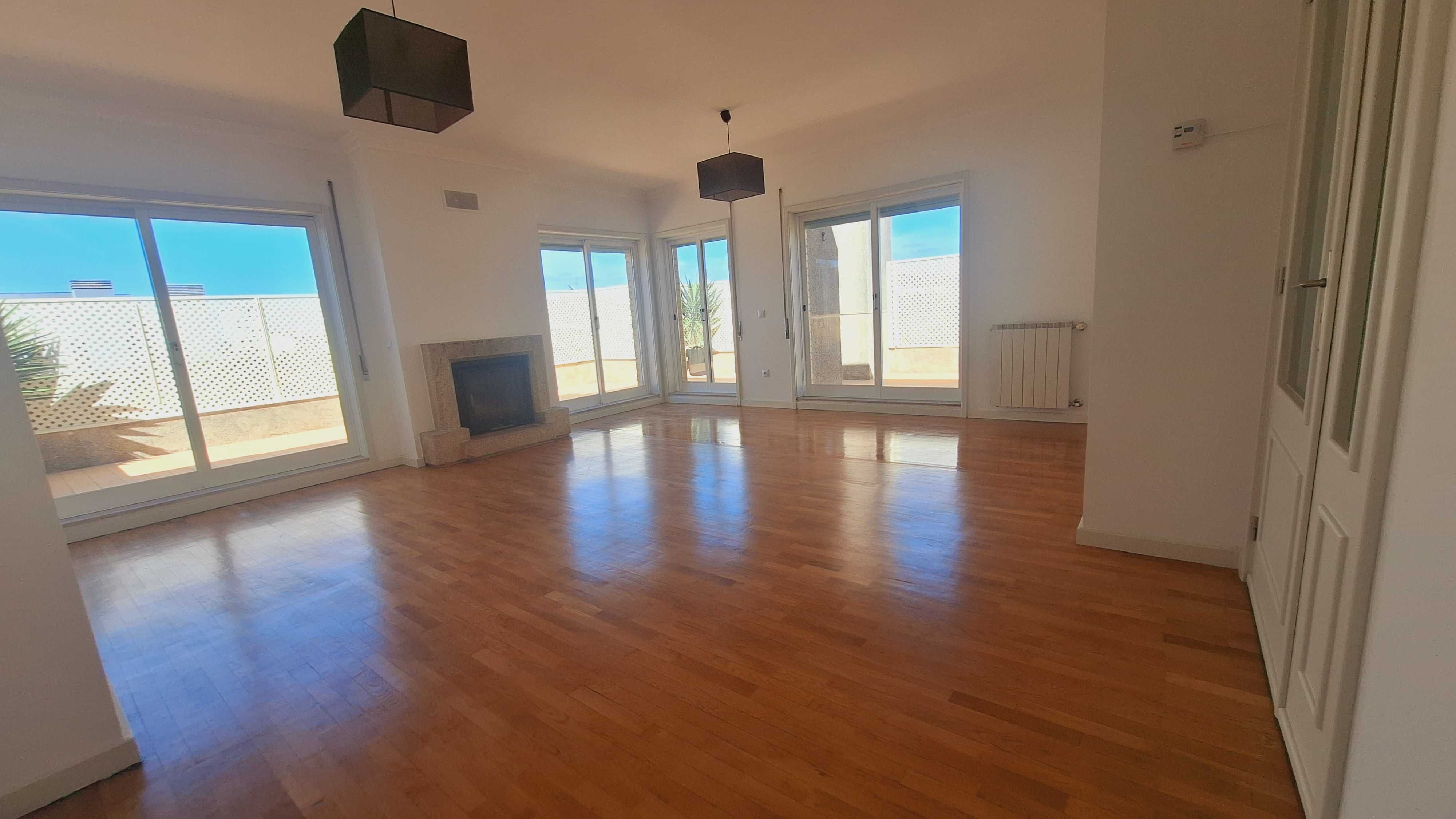 Penthouse T2+2(com janela) Renovado em Águas-Santas