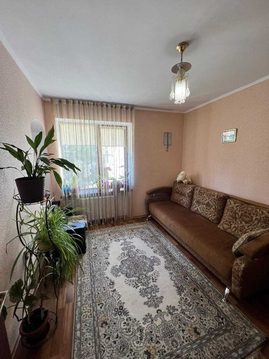 Простора 3-кімнатна квартира з окремим входом та власним двориком.