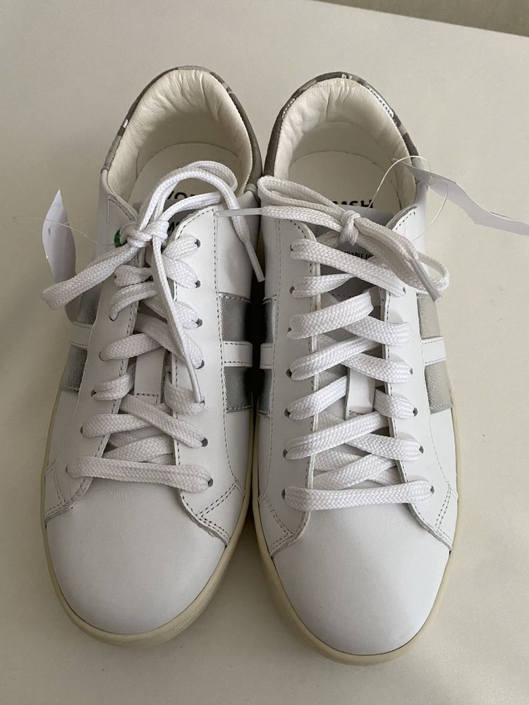 Кросівки білого кольору womsh