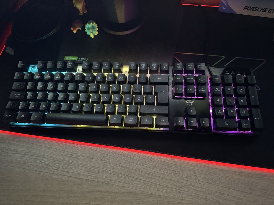 Vendo teclado gaming, rato gaming e tapete gaming