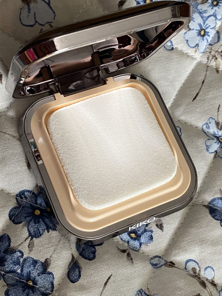 Пудра Kiko Skins Tone Powder foundation. Fond de teint en poubre