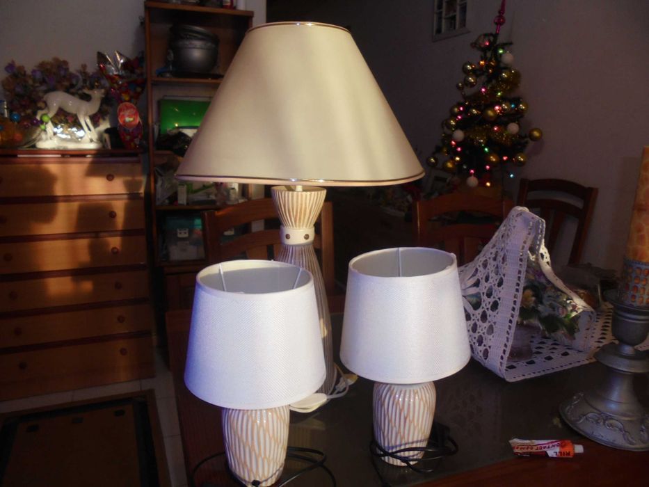 Conjunto de candieiros de mesinha e comoda