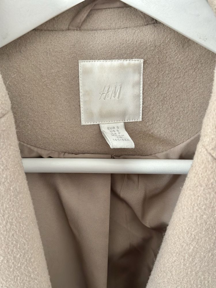 Klasyczny beżowy płaszcz pudełkowy oversize wygodny