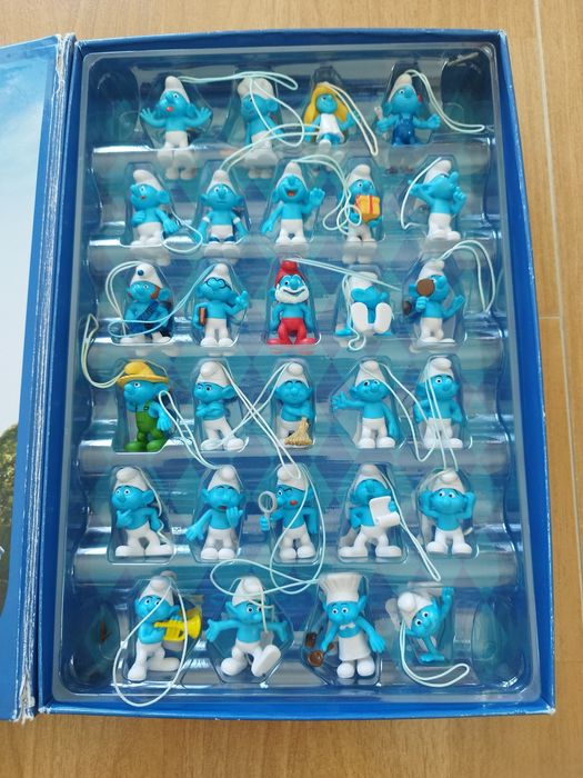 Conjunto de 28 figuras de Smurfs, datadas de 2011.