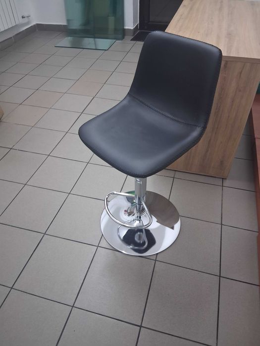 Biurko i kontener Forte, krzesło barowe