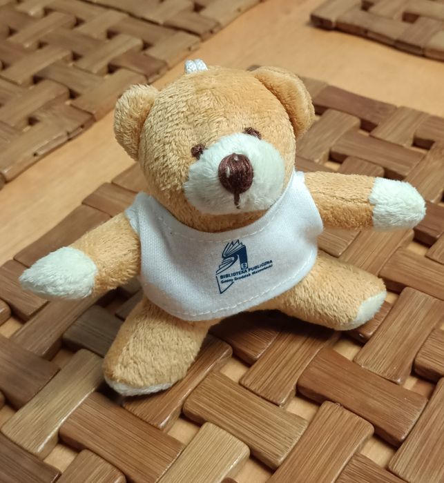 Miś breloczek zawieszka biblioteka publiczna gminy Grodzisk mazowiecki