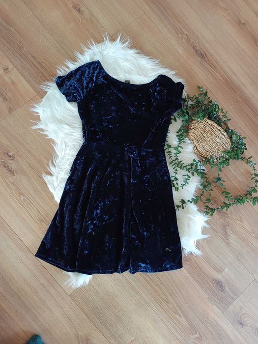 Ciemnogranatowa welurowa rozkloszowana sukienka Forever21 38M