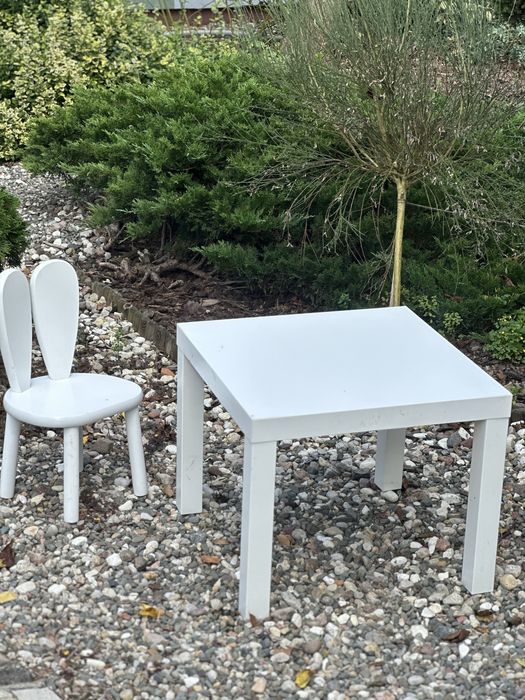 Zestaw stoli Ikea i drewniane krzeslko królik
