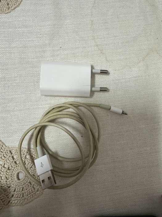 iPhone 11, inclui caixa e carregador.