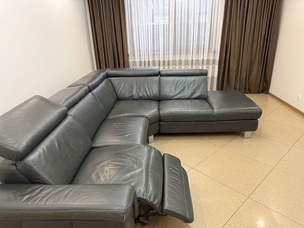 Продам кожаний диван (270х240)
