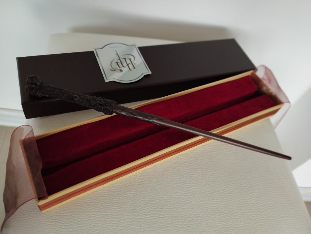 Noble Collection, Różdżka Harry Potter, 1:1 w pudełku Olivander
Noble