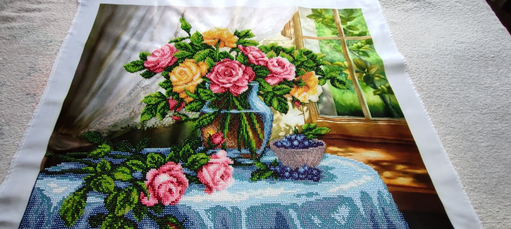 Картина бісером " Троянди на столі"