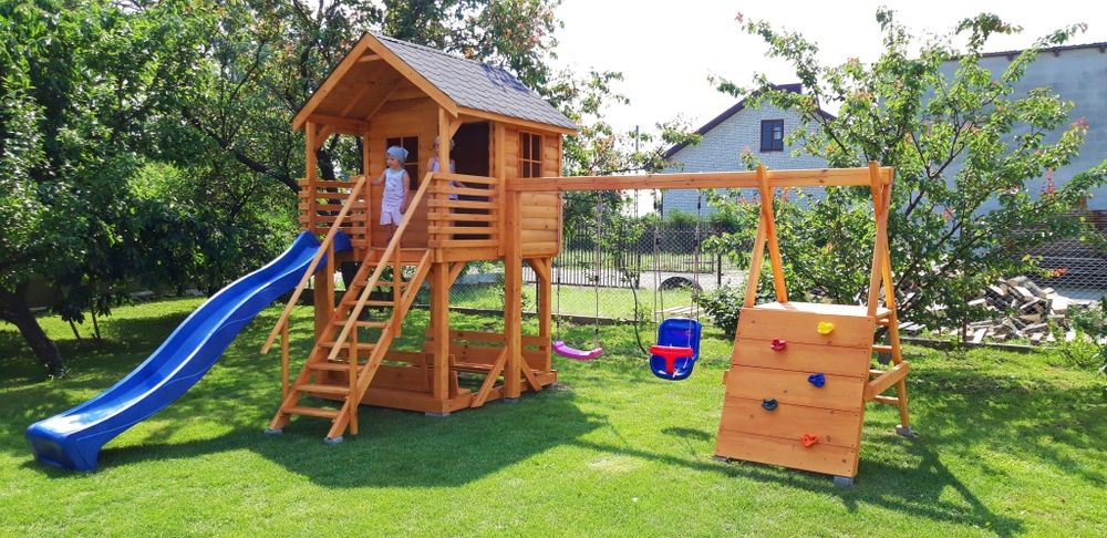 Plac zabaw drewniany domek dla dzieci
