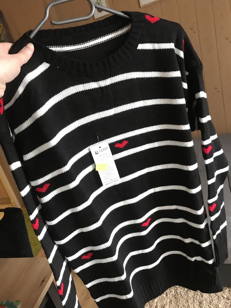 Sweter w serduszka nowy