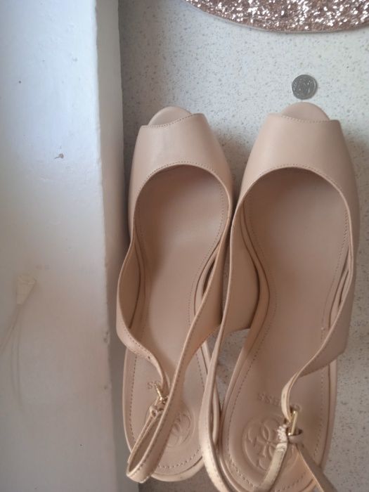Promocja szpilki Guess 40