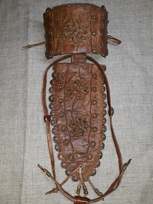 Винтажные украшение из кожи