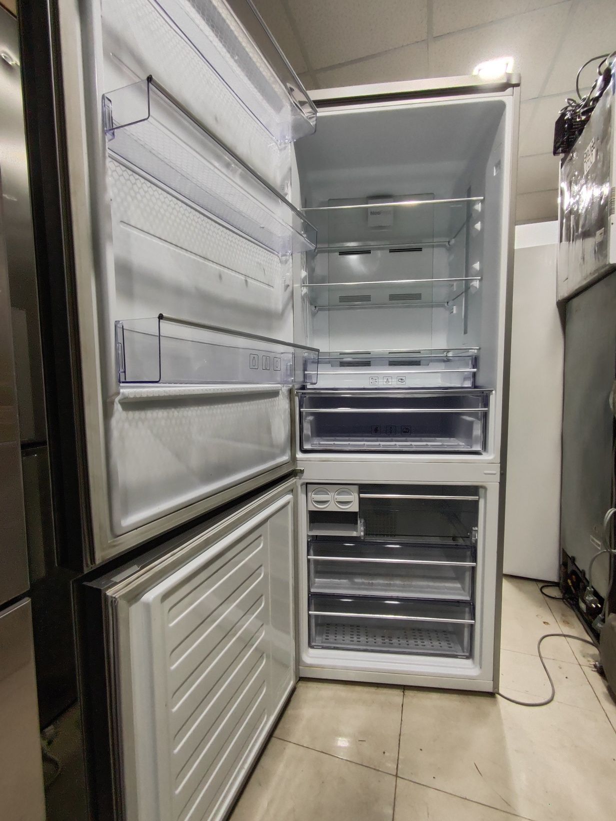 Вмісткий холодильник Beko скло No Frost  з Європи