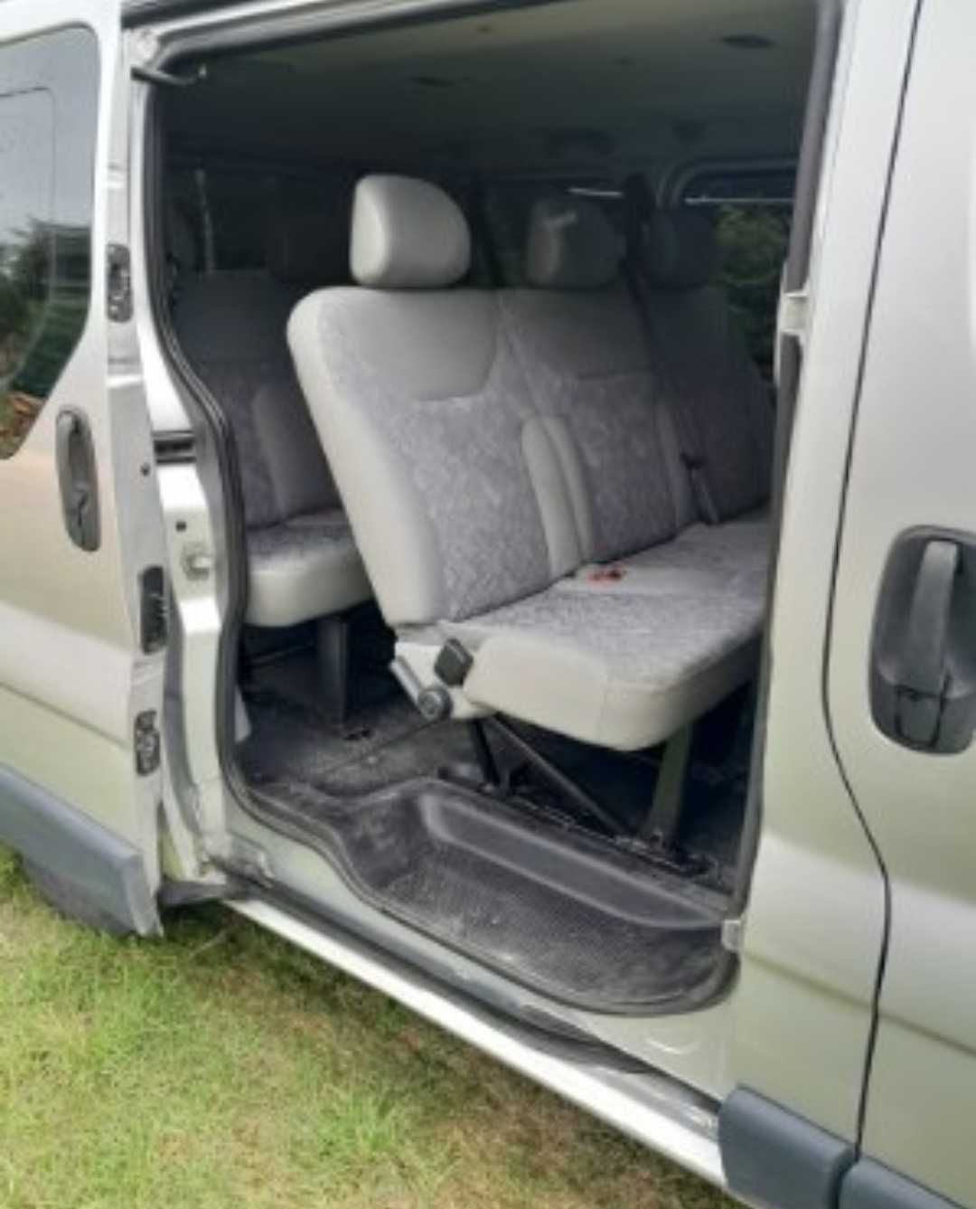 Srebrny Opel Vivaro - 9 osobowy