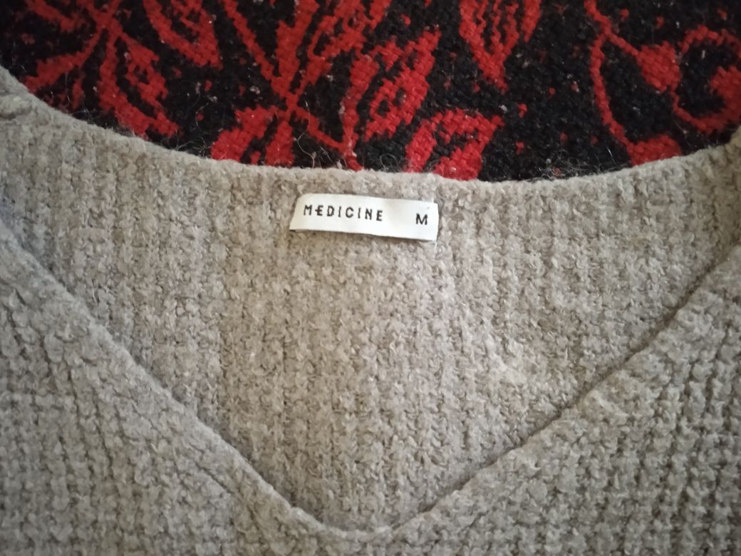 Szary sweter z dekoltem w kształcie litery V