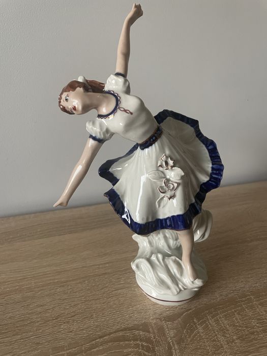 Figurka z porcelany tancerka na fali