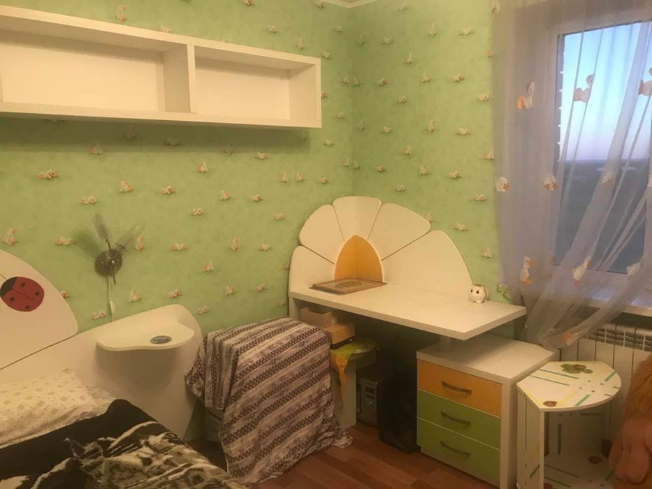 меблі в дитячу кімнату: кровать ,стіл, полиця.