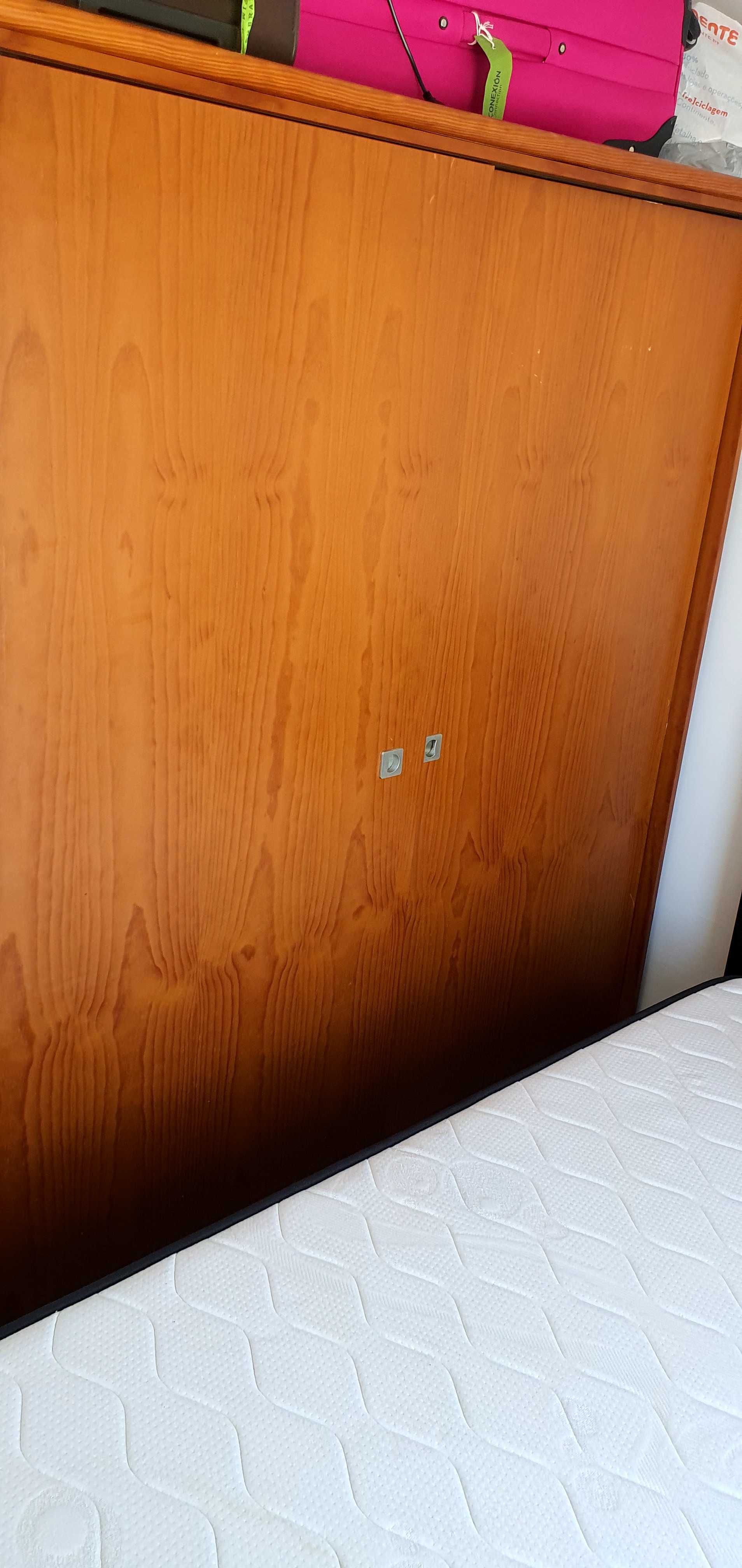 Vendo, Cama casal com 4 gavetões e guardafatos seminovos.