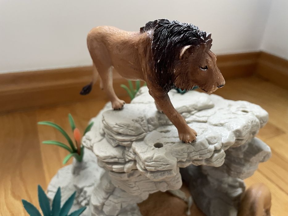 Miniaturas de aninais - Caverna com leão + leoa + cria Schleich