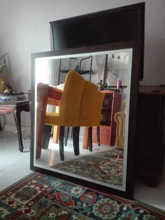 Espelho aplicado em madeira