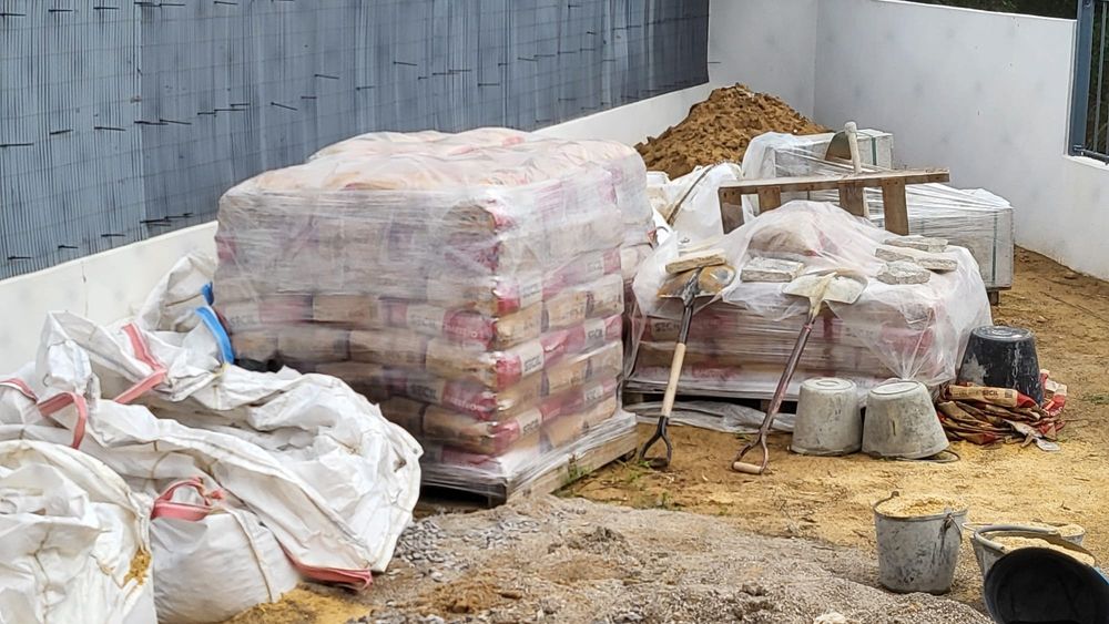 Cimento Secil a 2€ o saco.