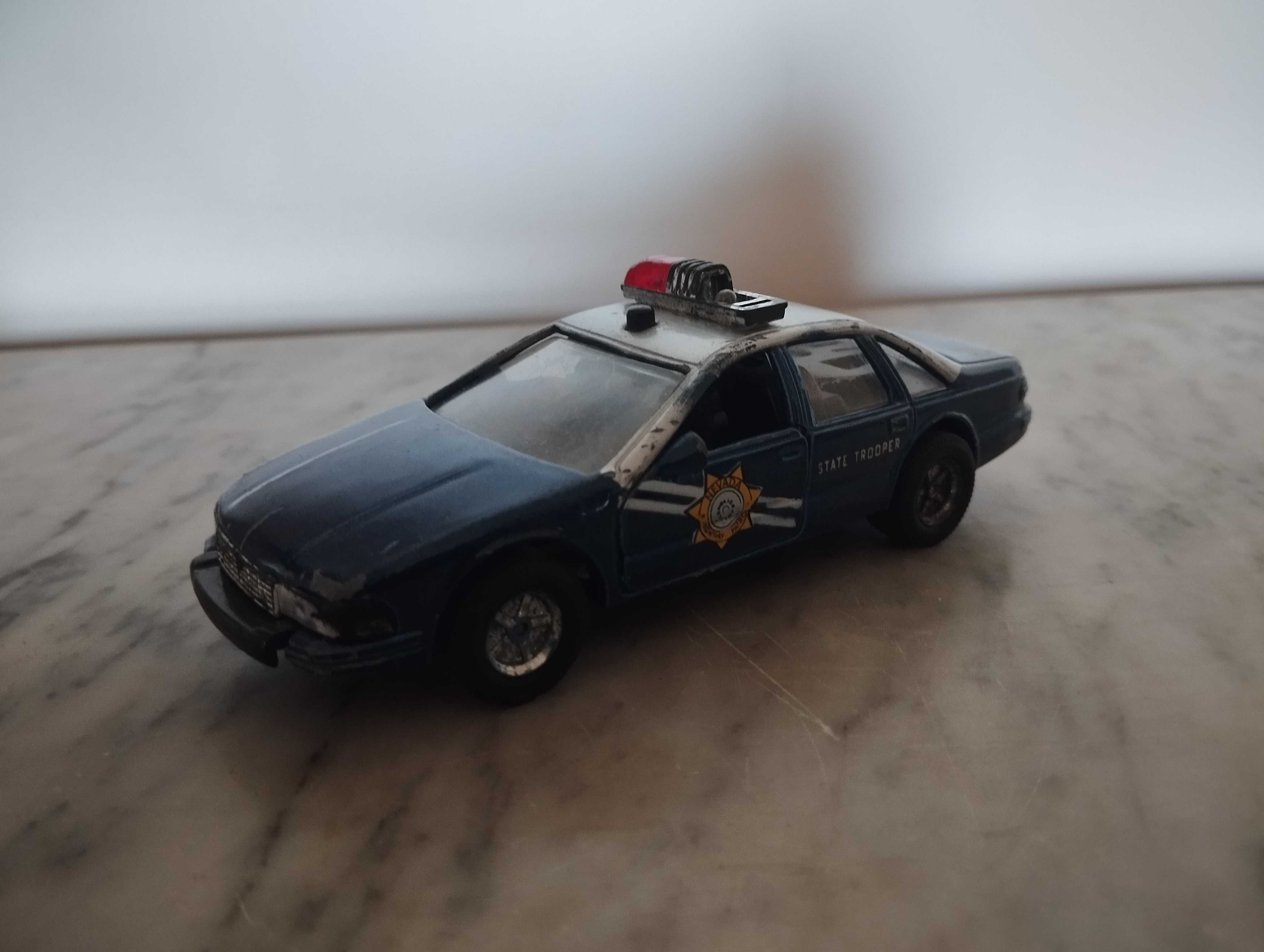 Carro da polícia colecionável.