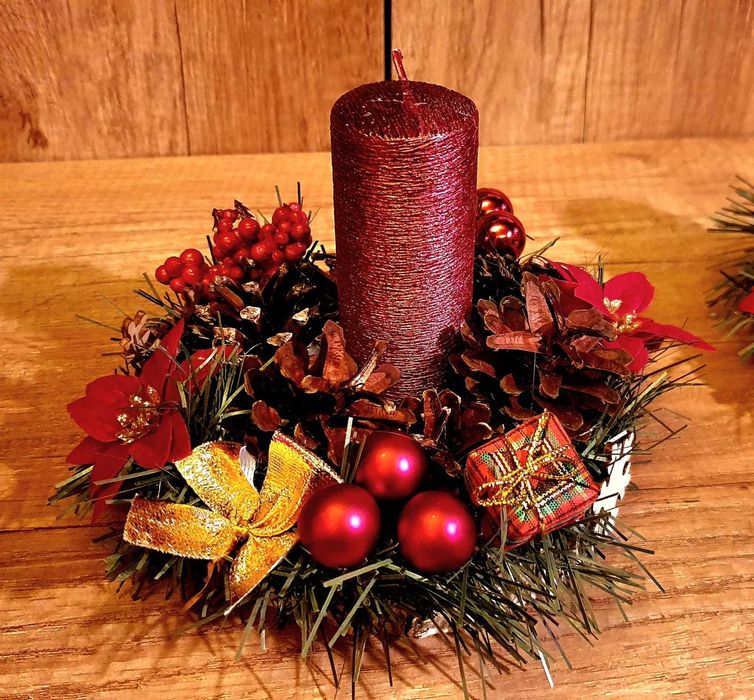Stroik świąteczny ze świecą, ręcznie robiony.