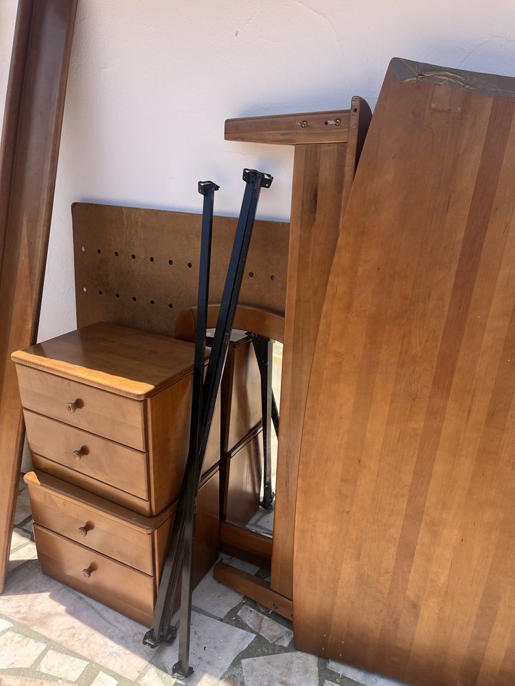 Cama e mesas de cabeceira
