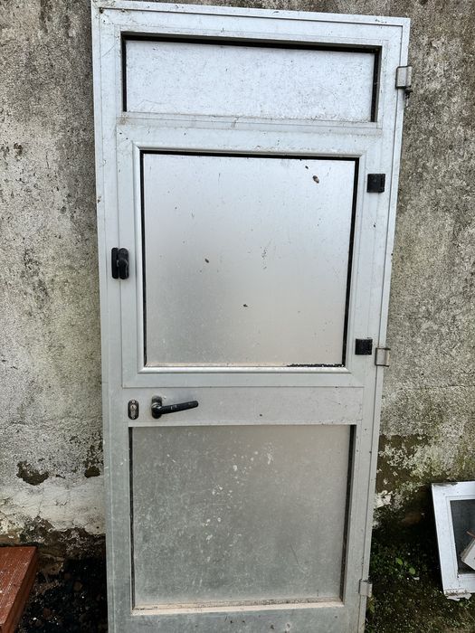 Porta de Aluminio completa com postigo