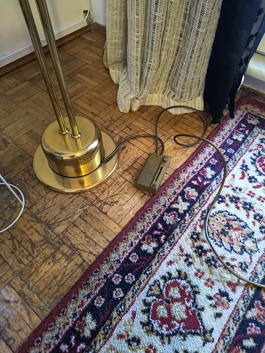 Lampa stojąca złota do czytania