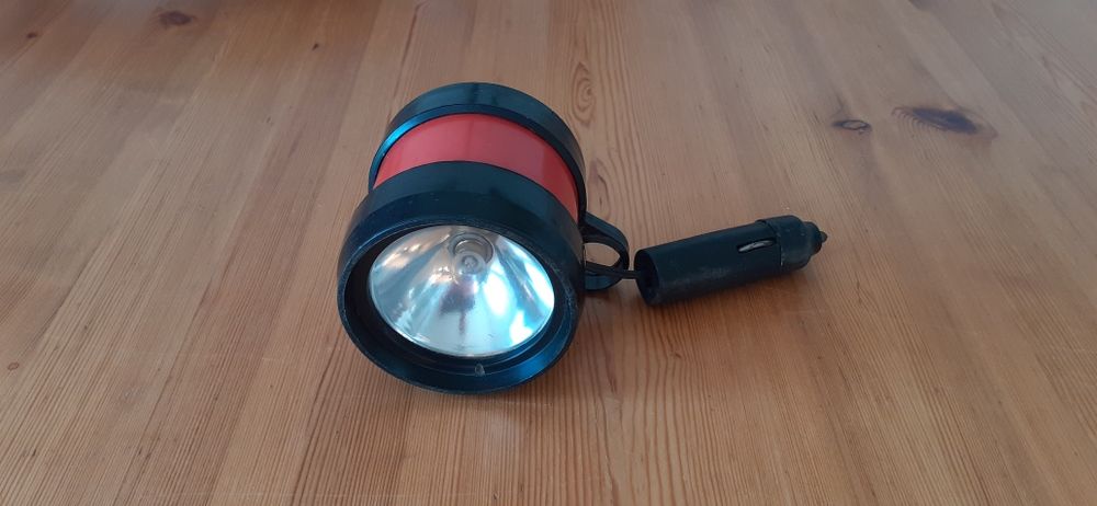 Lampa serwisowa z przyłączem do samochodu