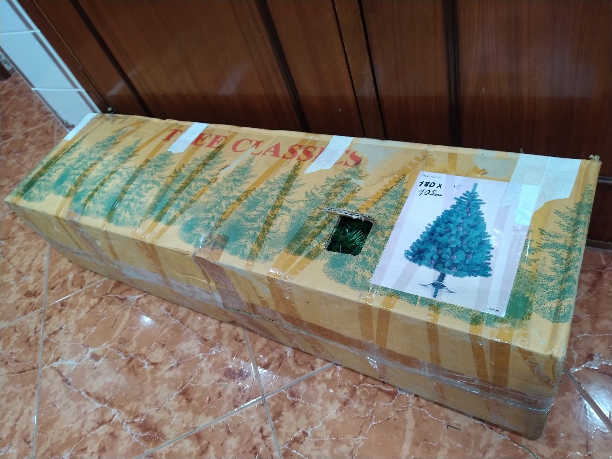 Árvore de Natal com pinhas casa quarto apartamento vivenda escritório