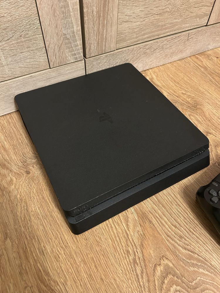 Konsola Playstation 4 Slim + kontroler