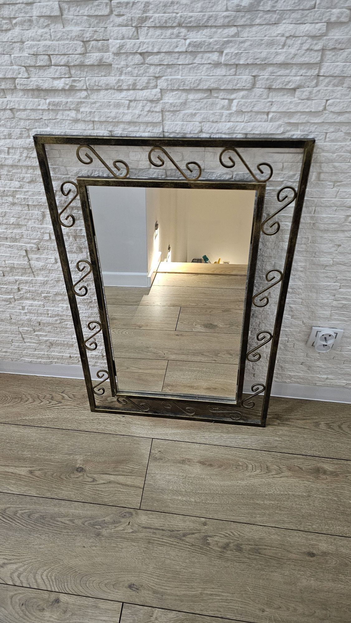 Lustro w metalowej ramie
